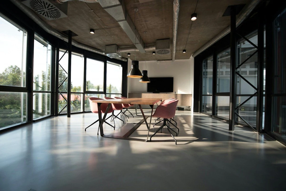 Espace de travail ouvert, lumineux et accueillant
