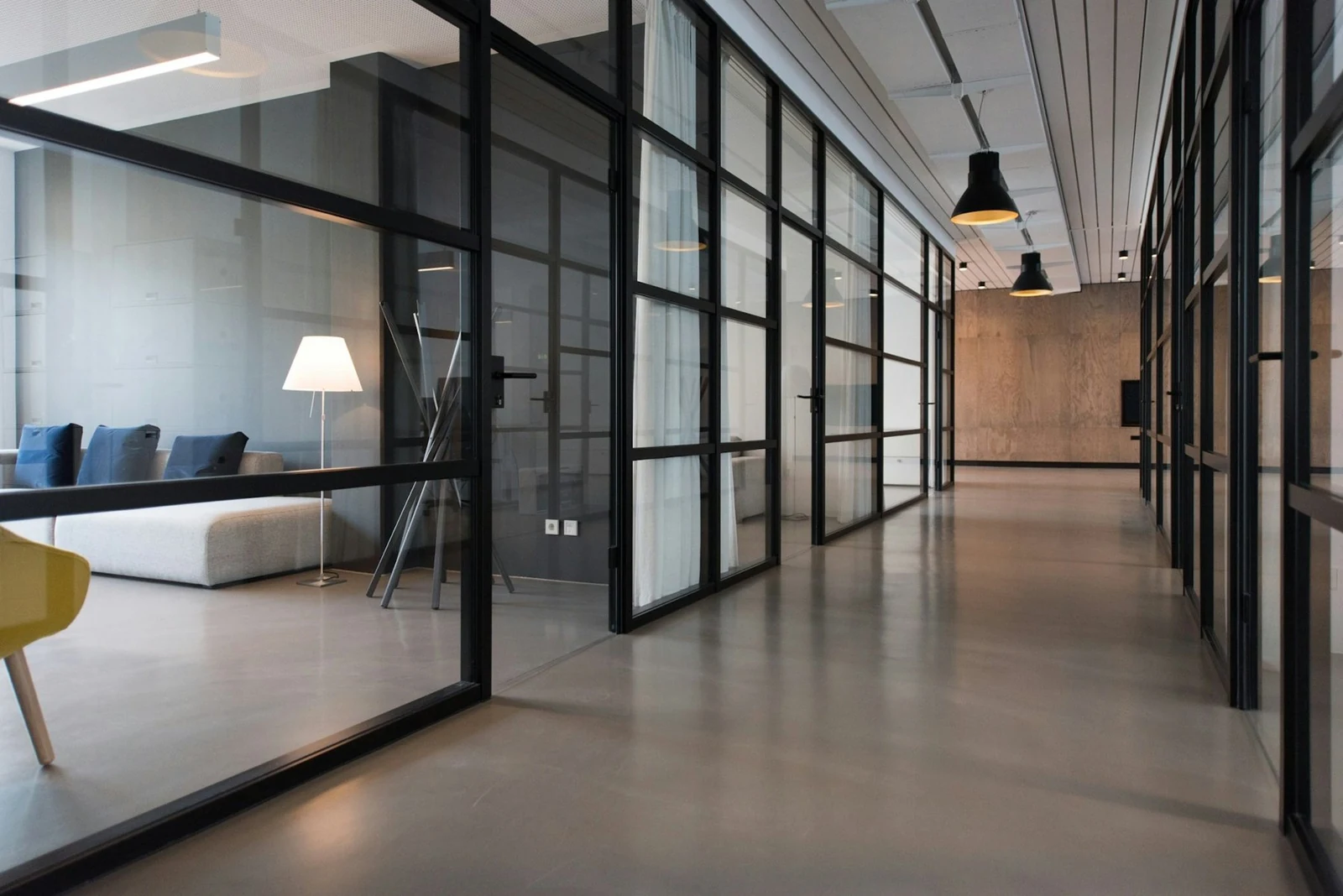 Couloir de bureaux vitrés